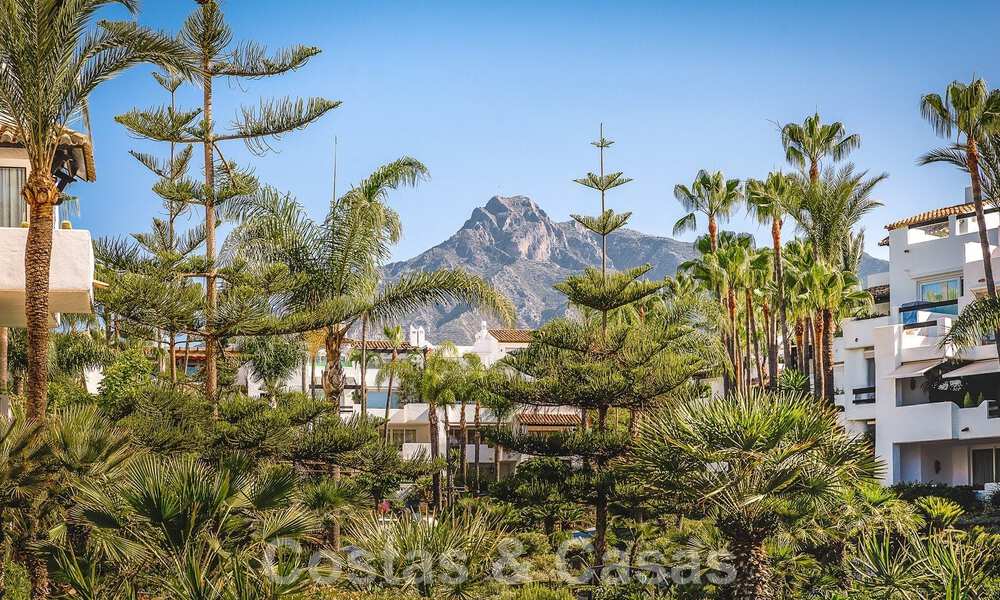 Mundano apartamento de lujo en venta, en Marina Puente Romano en la Milla de Oro de Marbella 53774