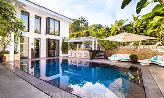 Espaciosa villa de lujo con un estilo arquitectónico moderno-mediterráneo en venta en la prestigiosa zona a lado de la playa de Los Monteros, Marbella Este 54595 