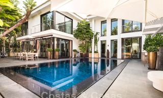 Espaciosa villa de lujo con un estilo arquitectónico moderno-mediterráneo en venta en la prestigiosa zona a lado de la playa de Los Monteros, Marbella Este 54596 