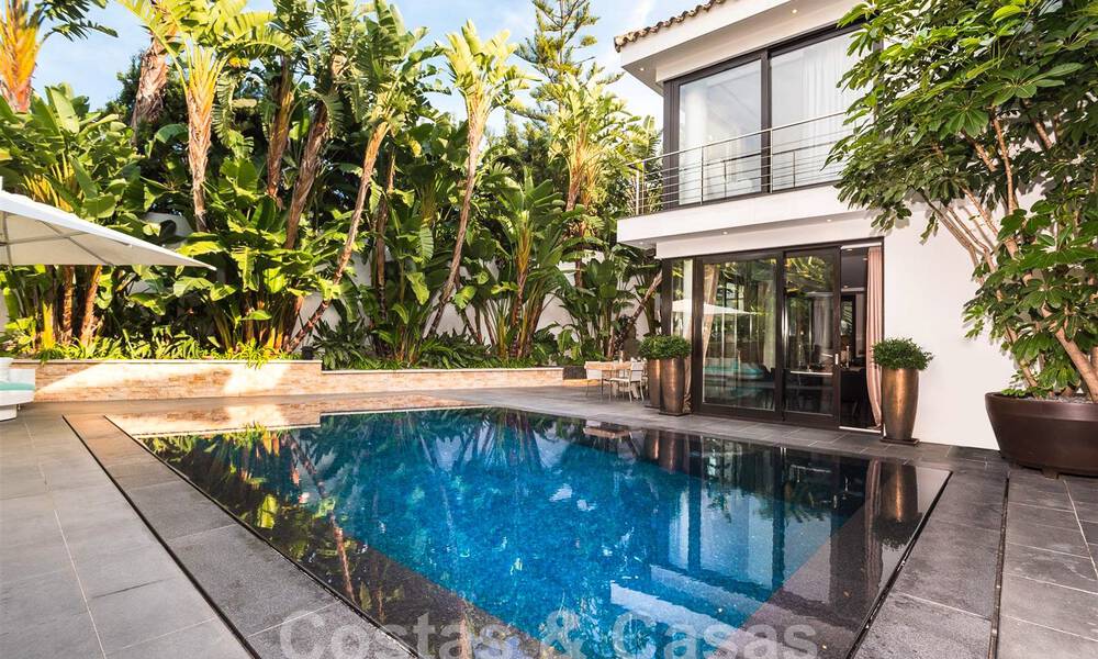 Espaciosa villa de lujo con un estilo arquitectónico moderno-mediterráneo en venta en la prestigiosa zona a lado de la playa de Los Monteros, Marbella Este 54597