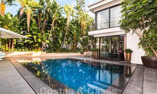 Espaciosa villa de lujo con un estilo arquitectónico moderno-mediterráneo en venta en la prestigiosa zona a lado de la playa de Los Monteros, Marbella Este 54597 