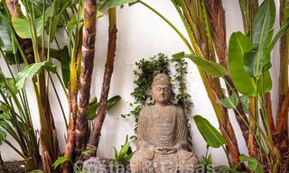 Espaciosa villa de lujo con un estilo arquitectónico moderno-mediterráneo en venta en la prestigiosa zona a lado de la playa de Los Monteros, Marbella Este 54600 