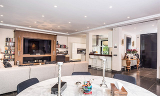 Espaciosa villa de lujo con un estilo arquitectónico moderno-mediterráneo en venta en la prestigiosa zona a lado de la playa de Los Monteros, Marbella Este 54603 