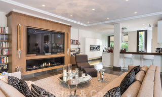 Espaciosa villa de lujo con un estilo arquitectónico moderno-mediterráneo en venta en la prestigiosa zona a lado de la playa de Los Monteros, Marbella Este 54604 