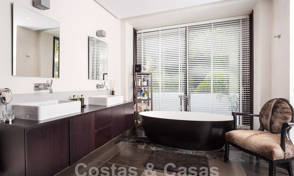 Espaciosa villa de lujo con un estilo arquitectónico moderno-mediterráneo en venta en la prestigiosa zona a lado de la playa de Los Monteros, Marbella Este 54608