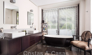 Espaciosa villa de lujo con un estilo arquitectónico moderno-mediterráneo en venta en la prestigiosa zona a lado de la playa de Los Monteros, Marbella Este 54608 