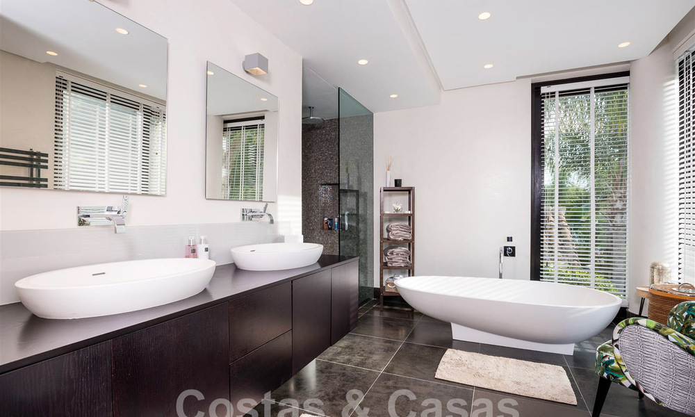 Espaciosa villa de lujo con un estilo arquitectónico moderno-mediterráneo en venta en la prestigiosa zona a lado de la playa de Los Monteros, Marbella Este 54611