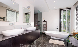 Espaciosa villa de lujo con un estilo arquitectónico moderno-mediterráneo en venta en la prestigiosa zona a lado de la playa de Los Monteros, Marbella Este 54611 