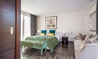 Espaciosa villa de lujo con un estilo arquitectónico moderno-mediterráneo en venta en la prestigiosa zona a lado de la playa de Los Monteros, Marbella Este 54612 