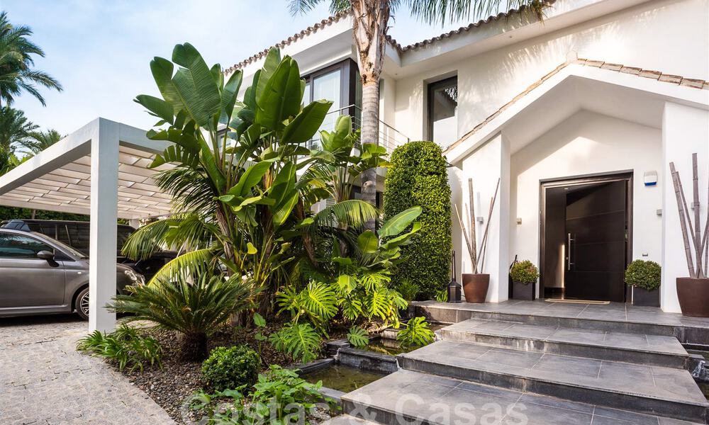 Espaciosa villa de lujo con un estilo arquitectónico moderno-mediterráneo en venta en la prestigiosa zona a lado de la playa de Los Monteros, Marbella Este 54613