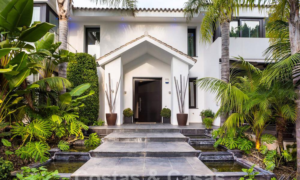 Espaciosa villa de lujo con un estilo arquitectónico moderno-mediterráneo en venta en la prestigiosa zona a lado de la playa de Los Monteros, Marbella Este 54614