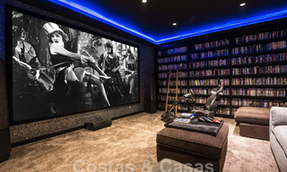 Espaciosa villa de lujo con un estilo arquitectónico moderno-mediterráneo en venta en la prestigiosa zona a lado de la playa de Los Monteros, Marbella Este 54616 