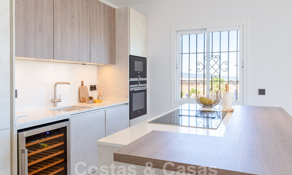 Encantador apartamento de lujo en venta con vistas panorámicas, a poca distancia de Puerto Banús en Nueva Andalucía, Marbella 54376