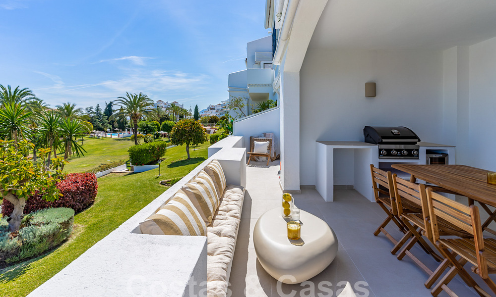 Encantador apartamento de lujo en venta con vistas panorámicas, a poca distancia de Puerto Banús en Nueva Andalucía, Marbella 54380