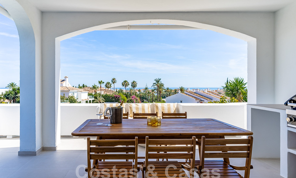 Encantador apartamento de lujo en venta con vistas panorámicas, a poca distancia de Puerto Banús en Nueva Andalucía, Marbella 54381