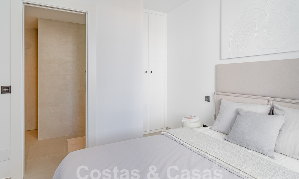 Encantador apartamento de lujo en venta con vistas panorámicas, a poca distancia de Puerto Banús en Nueva Andalucía, Marbella 54386