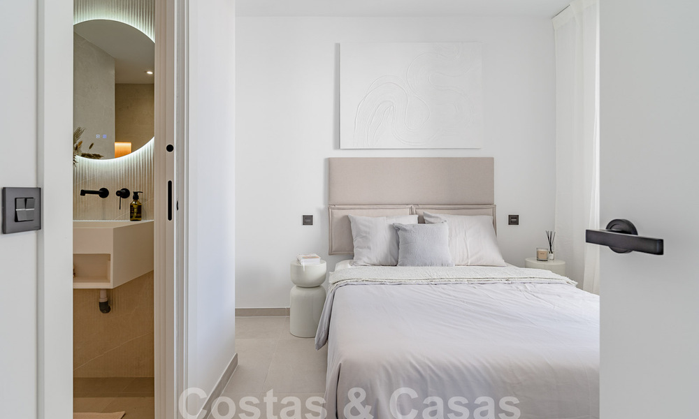 Encantador apartamento de lujo en venta con vistas panorámicas, a poca distancia de Puerto Banús en Nueva Andalucía, Marbella 54387