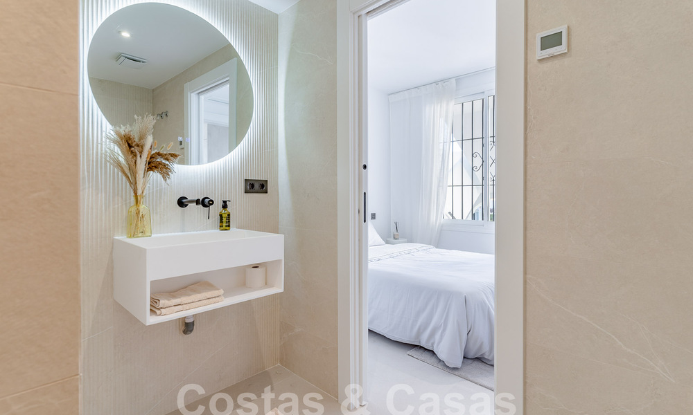 Encantador apartamento de lujo en venta con vistas panorámicas, a poca distancia de Puerto Banús en Nueva Andalucía, Marbella 54389