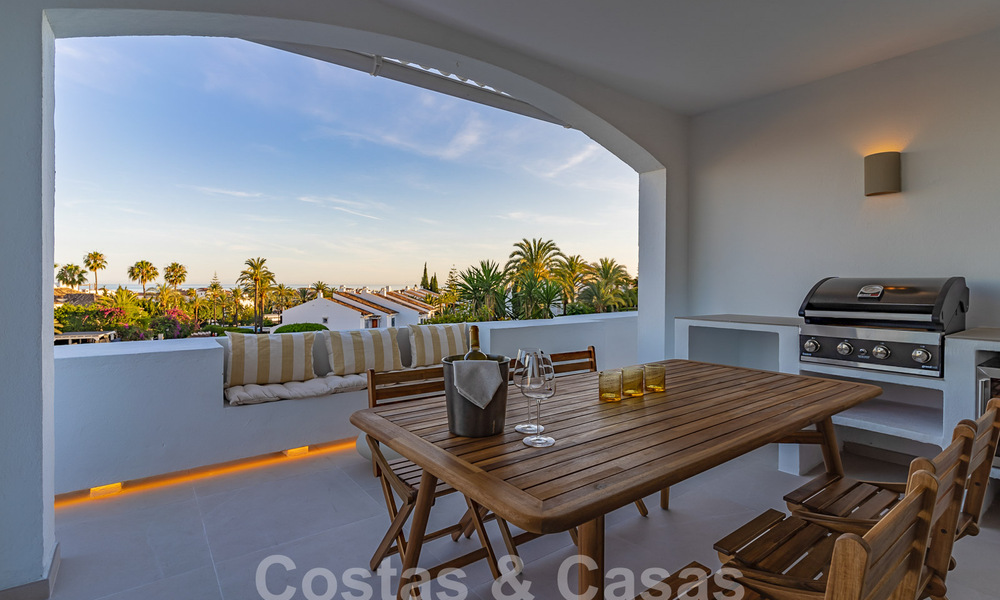Encantador apartamento de lujo en venta con vistas panorámicas, a poca distancia de Puerto Banús en Nueva Andalucía, Marbella 54395