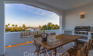 Encantador apartamento de lujo en venta con vistas panorámicas, a poca distancia de Puerto Banús en Nueva Andalucía, Marbella 54395 