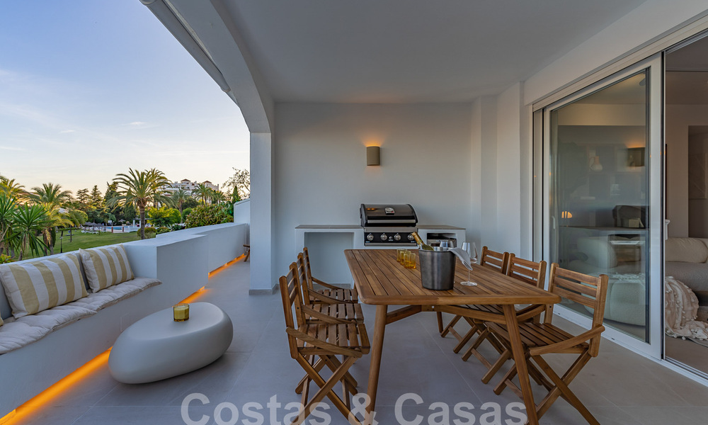 Encantador apartamento de lujo en venta con vistas panorámicas, a poca distancia de Puerto Banús en Nueva Andalucía, Marbella 54396