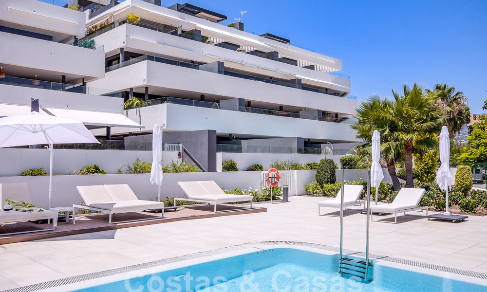 Ático dúplex contemporáneo en venta con piscina privada, en la Nueva Milla de Oro entre Marbella y Estepona 53600
