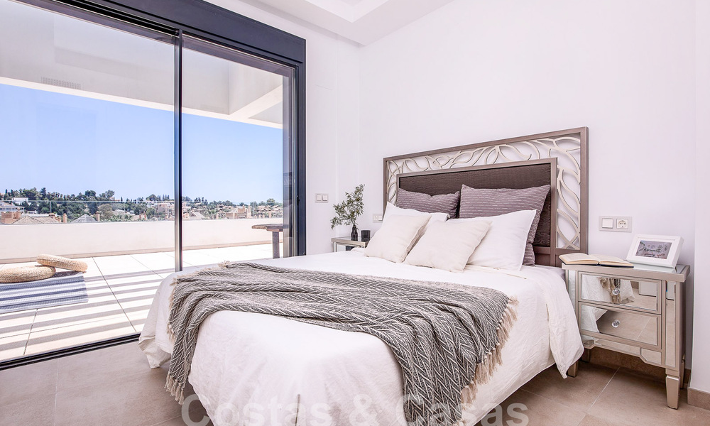 Ático dúplex contemporáneo en venta con piscina privada, en la Nueva Milla de Oro entre Marbella y Estepona 53601