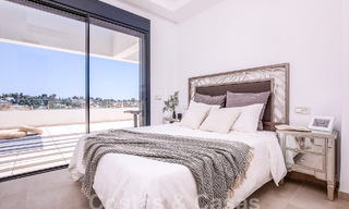 Ático dúplex contemporáneo en venta con piscina privada, en la Nueva Milla de Oro entre Marbella y Estepona 53601 