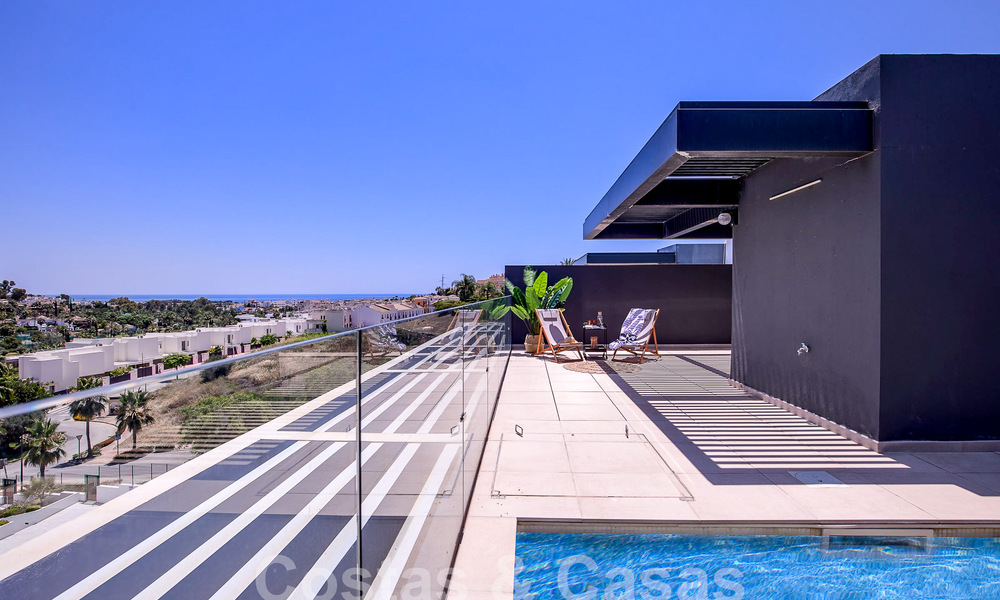 Ático dúplex contemporáneo en venta con piscina privada, en la Nueva Milla de Oro entre Marbella y Estepona 53602