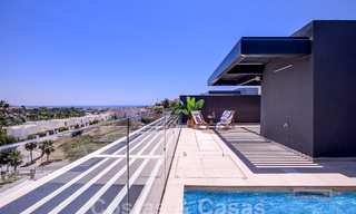 Ático dúplex contemporáneo en venta con piscina privada, en la Nueva Milla de Oro entre Marbella y Estepona 53602 