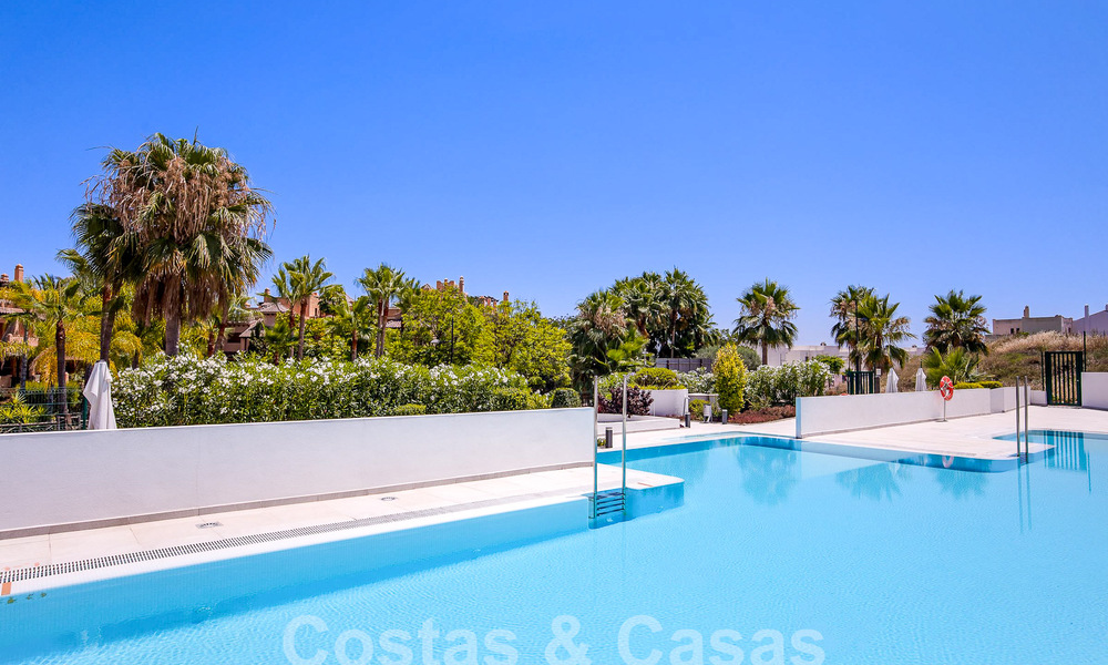Ático dúplex contemporáneo en venta con piscina privada, en la Nueva Milla de Oro entre Marbella y Estepona 53606