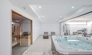 Ático dúplex contemporáneo en venta con piscina privada, en la Nueva Milla de Oro entre Marbella y Estepona 53607 