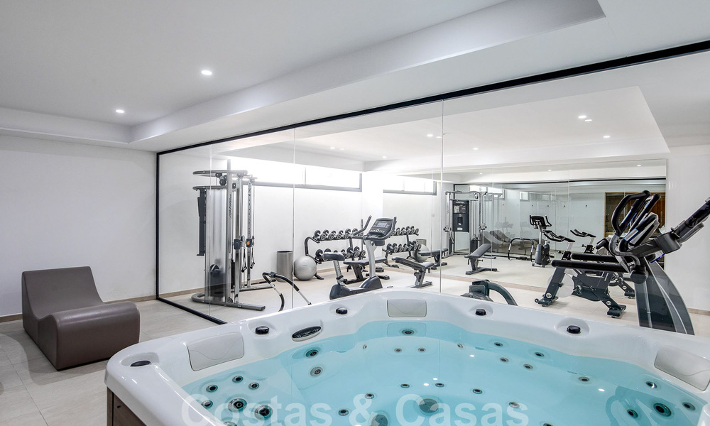 Ático dúplex contemporáneo en venta con piscina privada, en la Nueva Milla de Oro entre Marbella y Estepona 53608