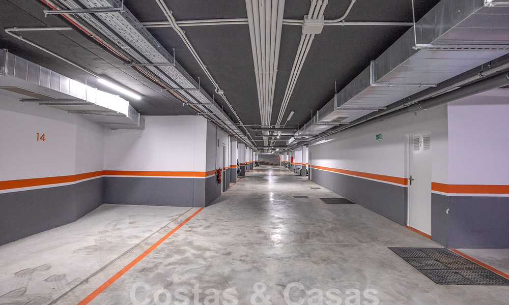 Ático dúplex contemporáneo en venta con piscina privada, en la Nueva Milla de Oro entre Marbella y Estepona 53609