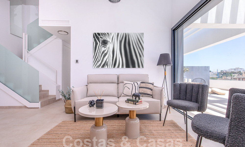 Ático dúplex contemporáneo en venta con piscina privada, en la Nueva Milla de Oro entre Marbella y Estepona 53612