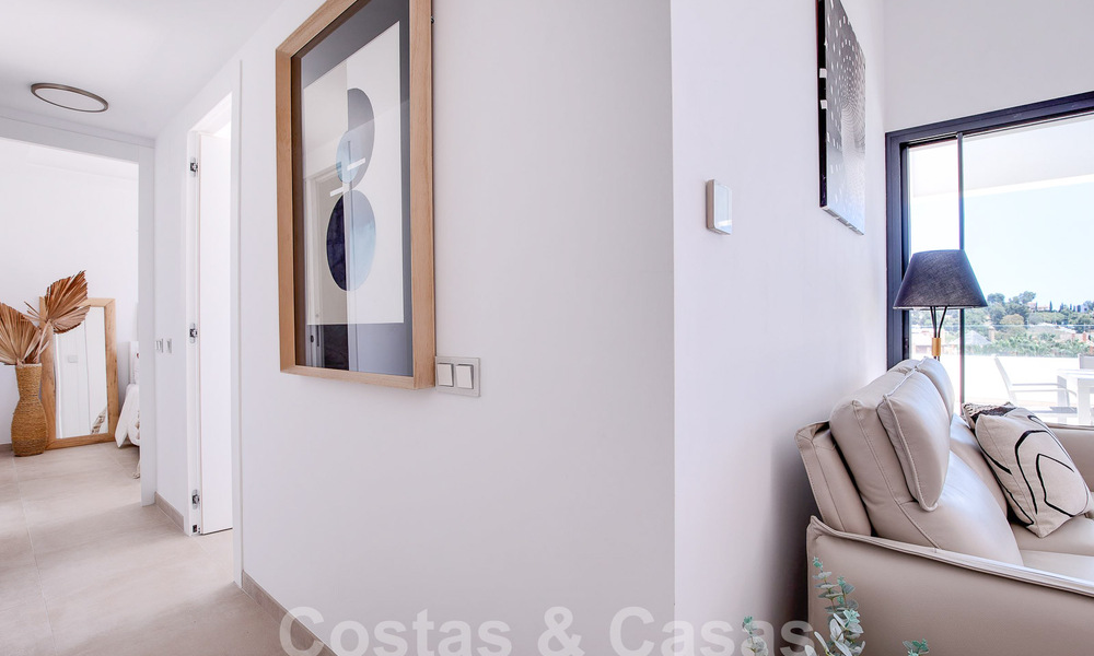 Ático dúplex contemporáneo en venta con piscina privada, en la Nueva Milla de Oro entre Marbella y Estepona 53614
