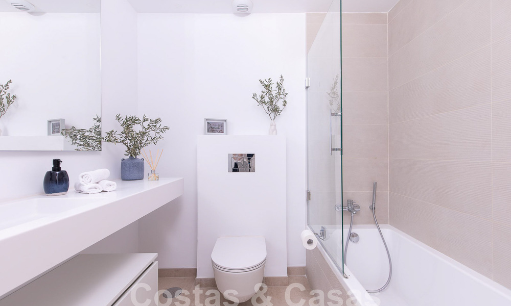 Ático dúplex contemporáneo en venta con piscina privada, en la Nueva Milla de Oro entre Marbella y Estepona 53615