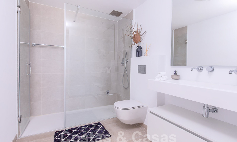 Ático dúplex contemporáneo en venta con piscina privada, en la Nueva Milla de Oro entre Marbella y Estepona 53617