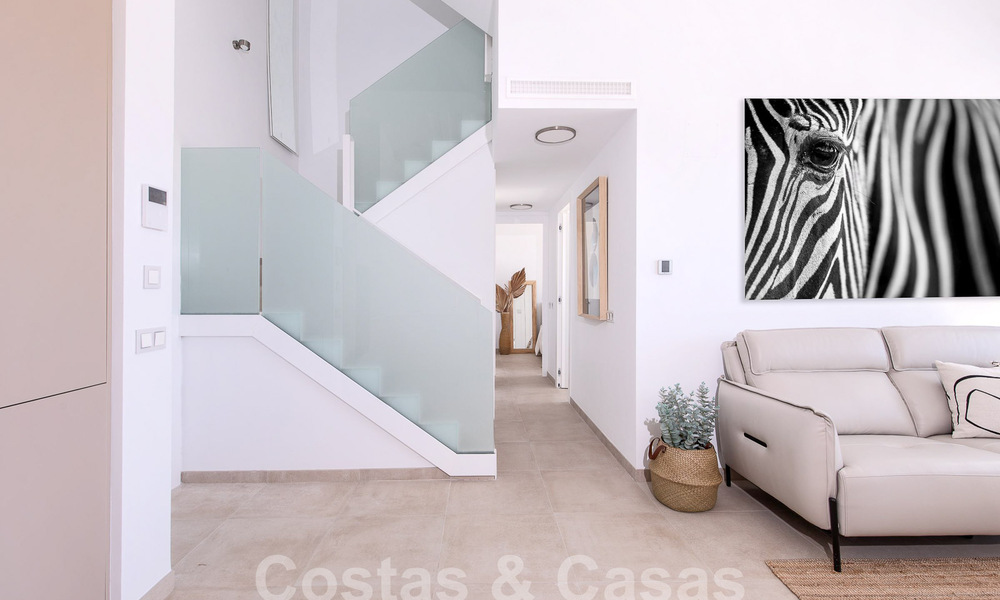 Ático dúplex contemporáneo en venta con piscina privada, en la Nueva Milla de Oro entre Marbella y Estepona 53618