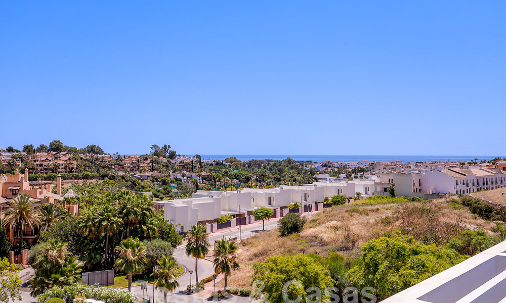 Ático dúplex contemporáneo en venta con piscina privada, en la Nueva Milla de Oro entre Marbella y Estepona 53620