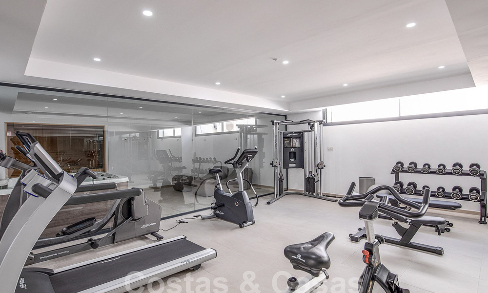 Ático dúplex contemporáneo en venta con piscina privada, en la Nueva Milla de Oro entre Marbella y Estepona 53621