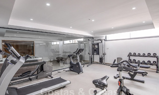 Ático dúplex contemporáneo en venta con piscina privada, en la Nueva Milla de Oro entre Marbella y Estepona 53621 