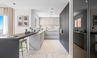 Lujoso ático dúplex con impresionantes vistas al mar en venta en el valle del golf de Nueva Andalucía, Marbella 54620 