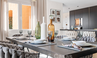 Lujoso ático dúplex con impresionantes vistas al mar en venta en el valle del golf de Nueva Andalucía, Marbella 54625 