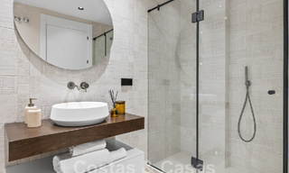 Lujoso ático dúplex con impresionantes vistas al mar en venta en el valle del golf de Nueva Andalucía, Marbella 54628 