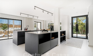 Villa mediterránea de lujo en venta con vistas a la montaña de La Concha, rodeada de los campos de golf del valle de Nueva Andalucía, Marbella 54876 