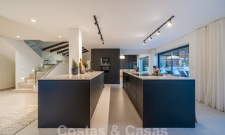 Villa mediterránea de lujo en venta con vistas a la montaña de La Concha, rodeada de los campos de golf del valle de Nueva Andalucía, Marbella 54889 