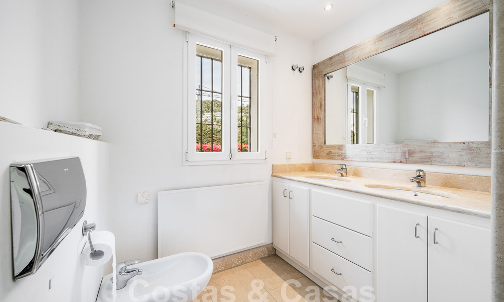 Villa de lujo en venta de estilo arquitectónico español en la prestigiosa urbanización cerrada de Cascada de Camojan, Marbella 54831