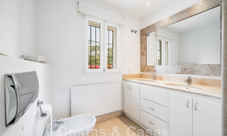 Villa de lujo en venta de estilo arquitectónico español en la prestigiosa urbanización cerrada de Cascada de Camojan, Marbella 54831 