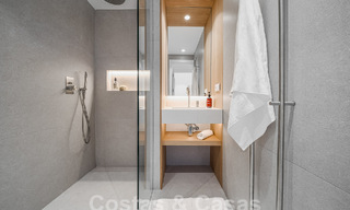 Lujoso apartamento en venta con acogedora terraza, piscina privada y vistas al mar en Nueva Andalucia, Marbella 54938 